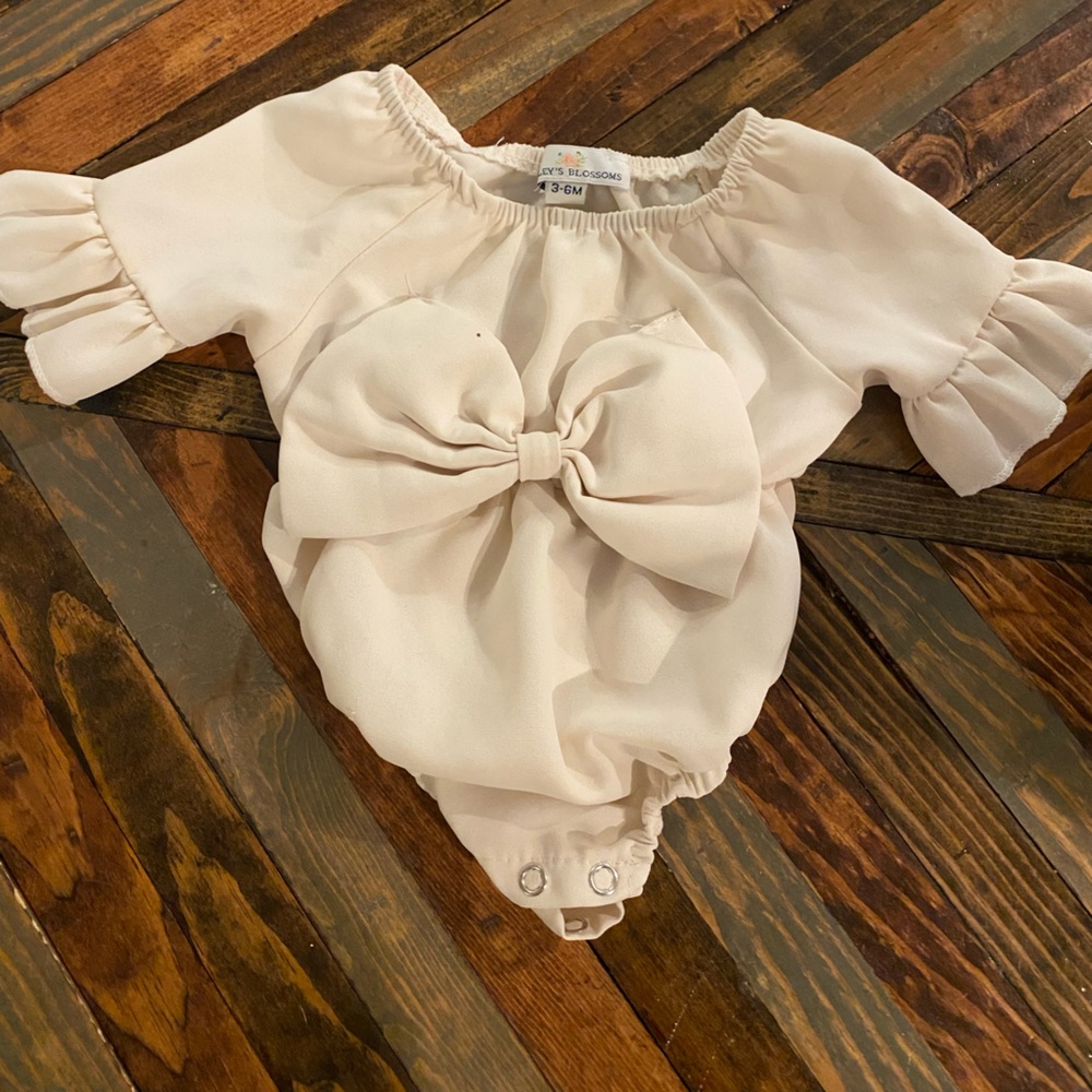 Bailey’s Blossoms jumper. 3-6 mo. EUC